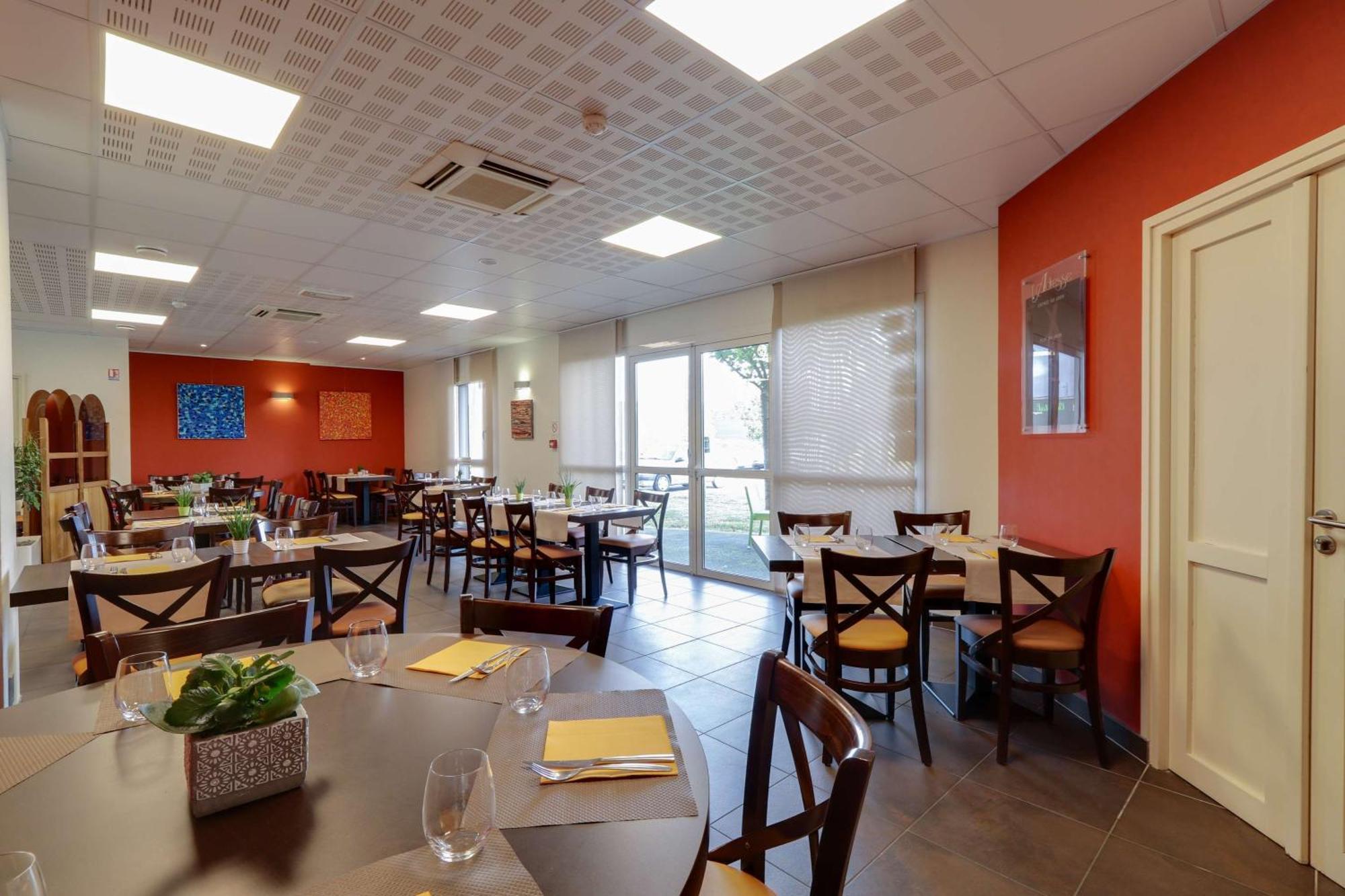 Brit Hotel Saint-Meen-Le-Grand En Broceliande Buitenkant foto