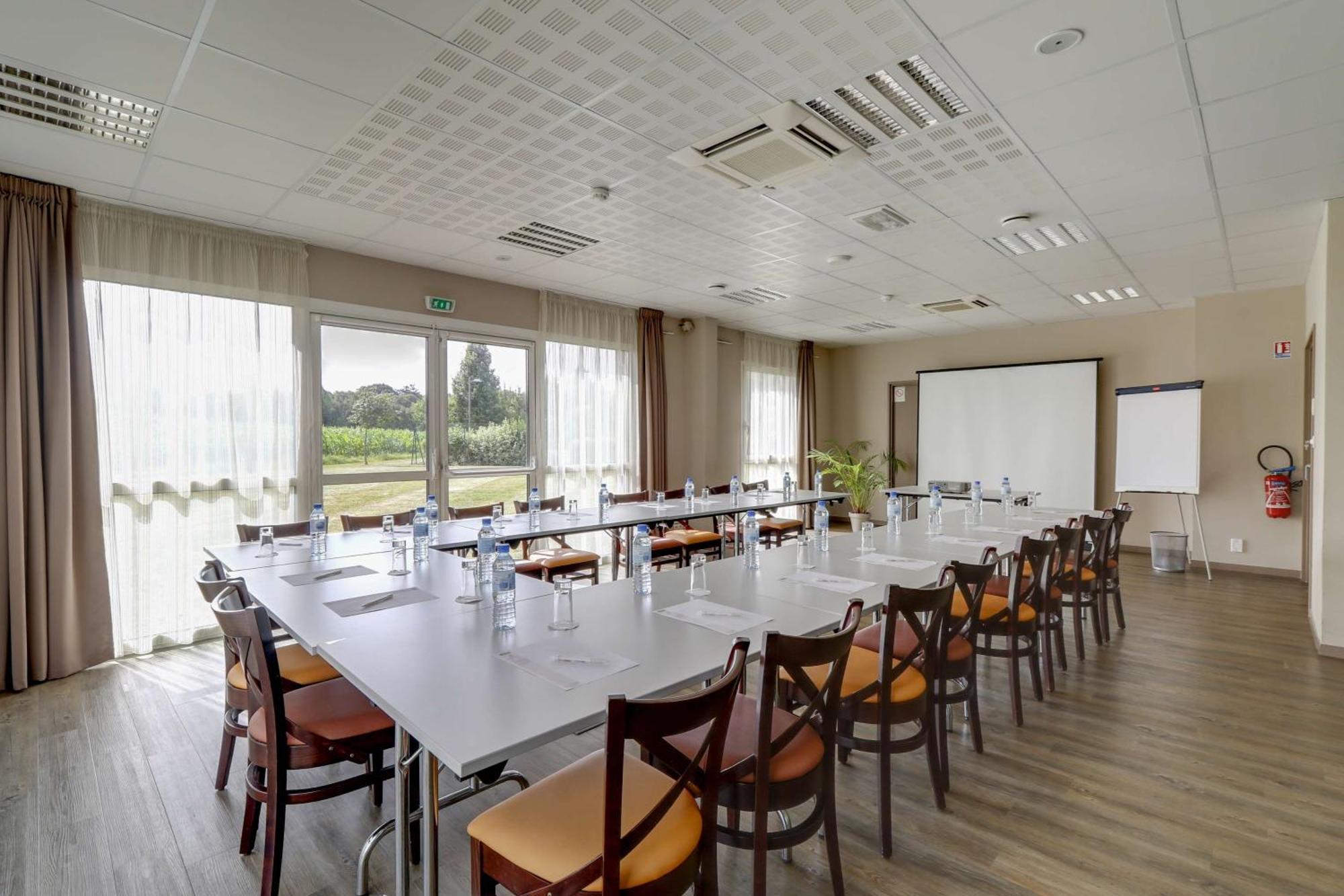 Brit Hotel Saint-Meen-Le-Grand En Broceliande Buitenkant foto