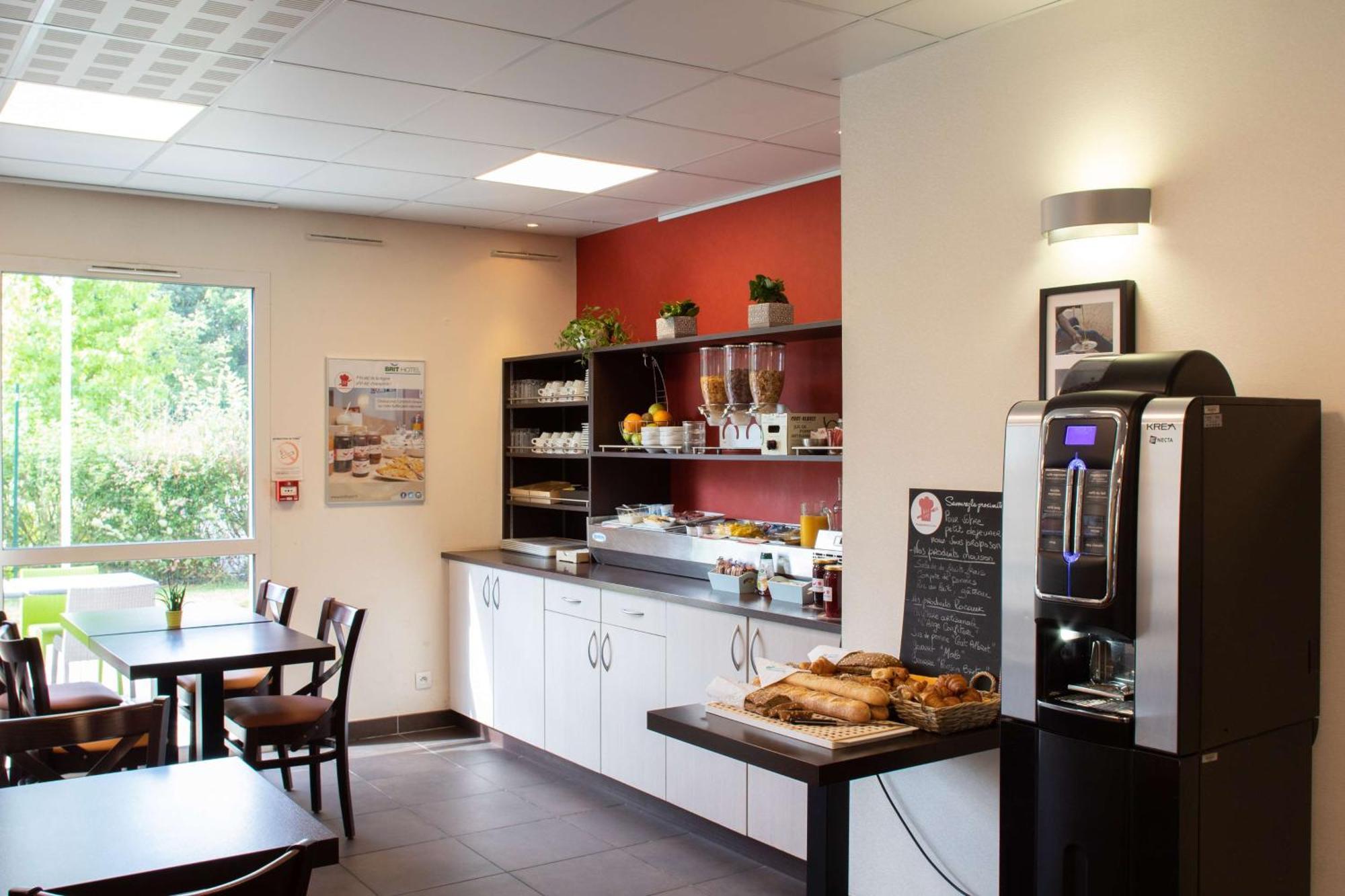 Brit Hotel Saint-Meen-Le-Grand En Broceliande Buitenkant foto