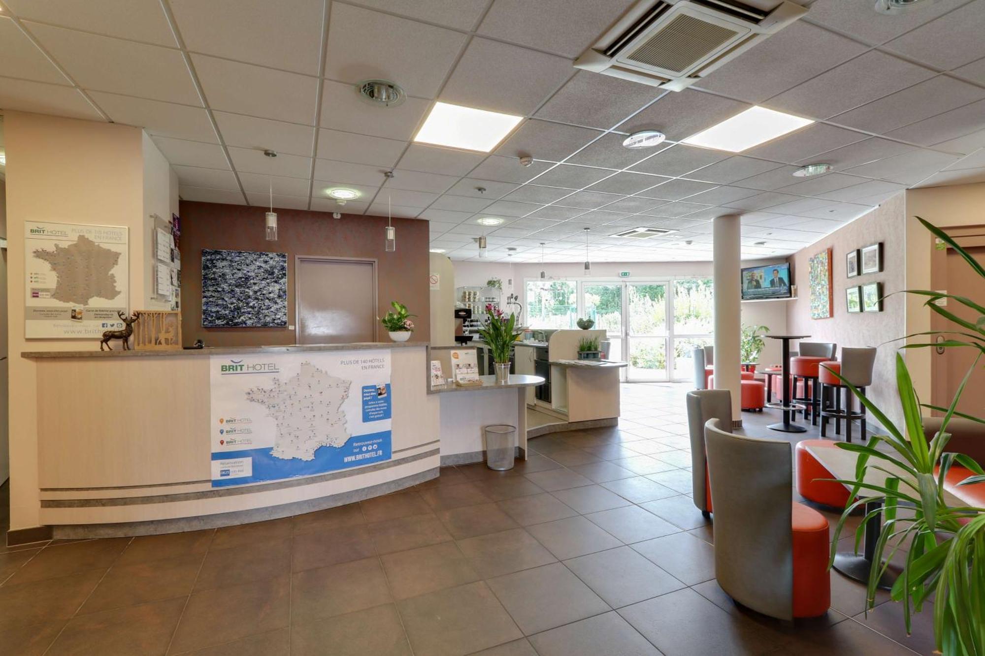Brit Hotel Saint-Meen-Le-Grand En Broceliande Buitenkant foto